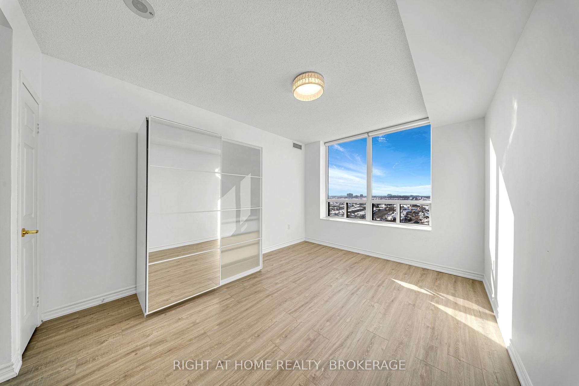 2 Bedrooms Condo at 55 STRATHAVEN, Mississauga For sale