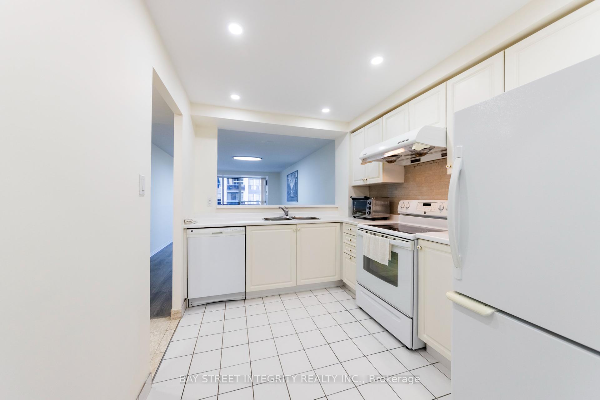 2 Bedrooms Condo at 28 Hollywood, Toronto For sale