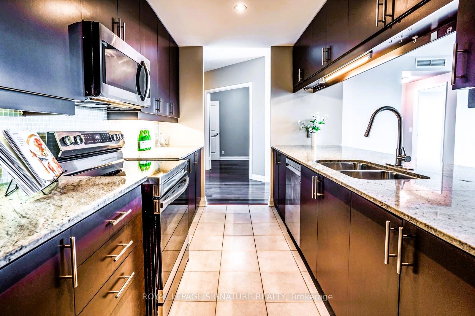 3 Bedrooms Condo at 1055 Southdown, Mississauga For sale