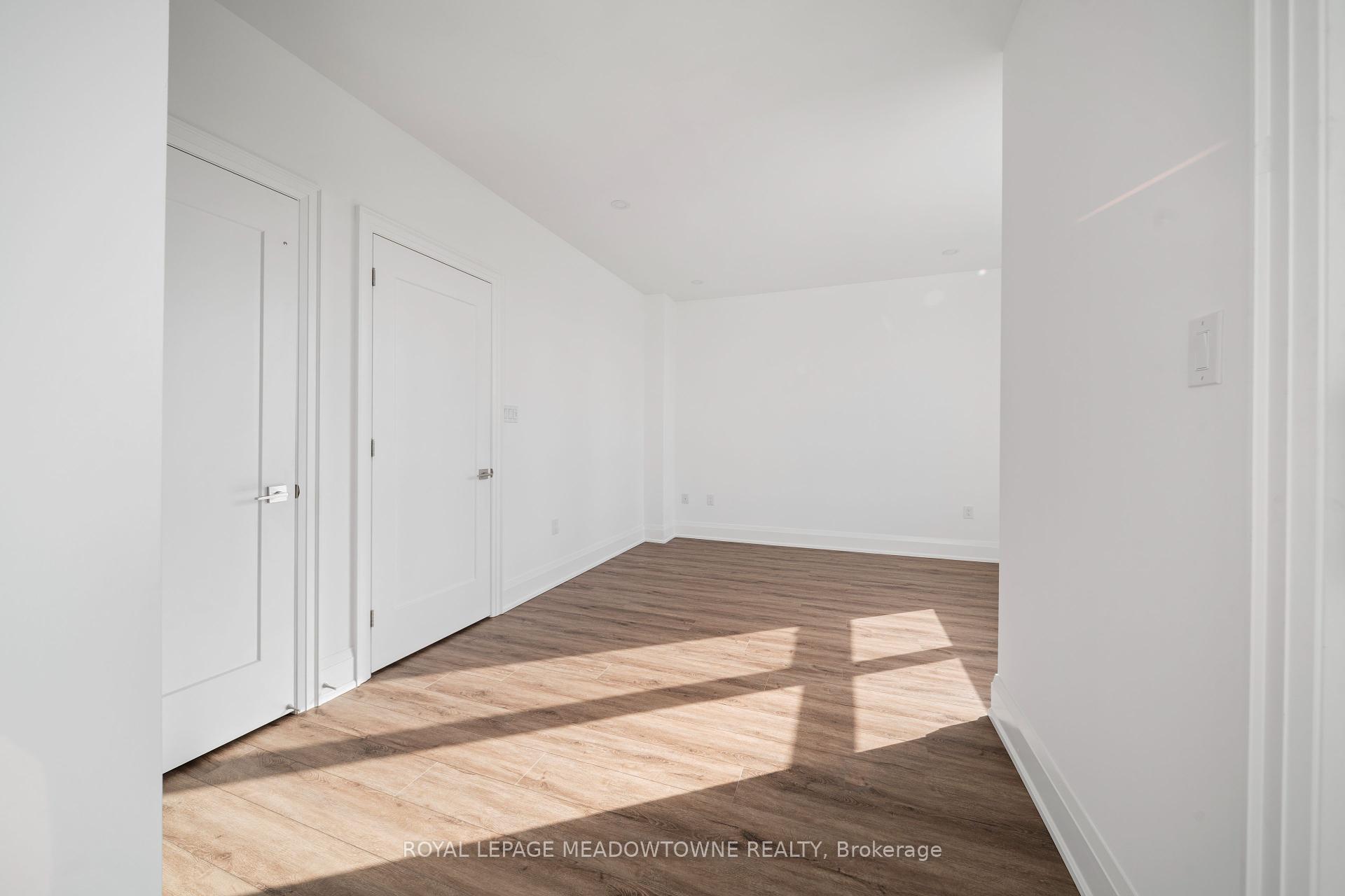 4 Bedrooms Condo at 121 High, Mississauga For sale
