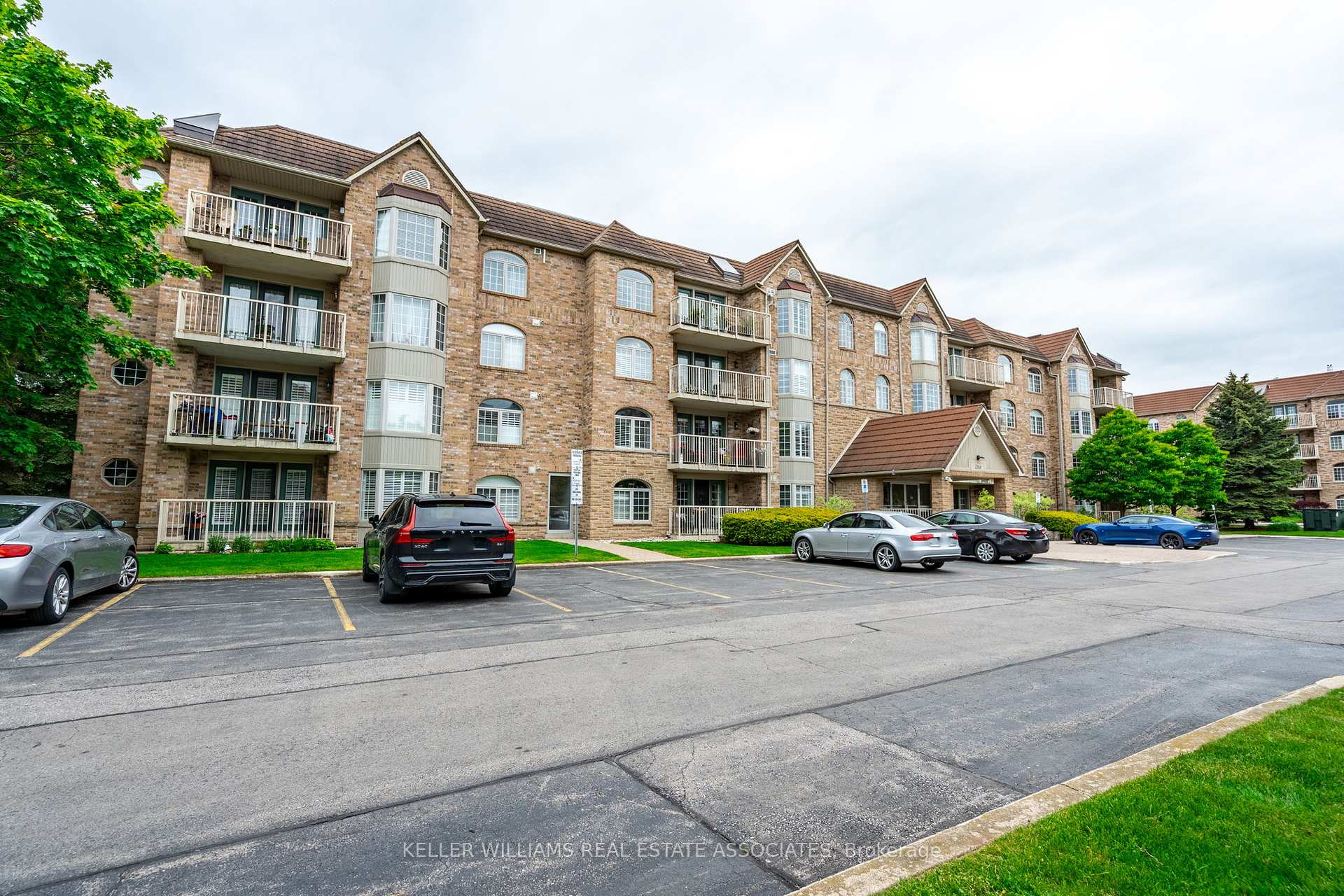 2 Bedrooms Condo at 216 Plains, Burlington For sale
