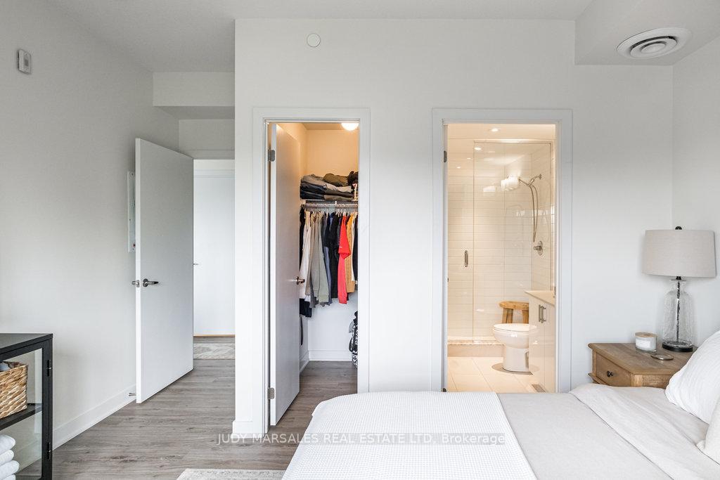 2 Bedrooms Condo at 16 Markle,  Hamilton For sale