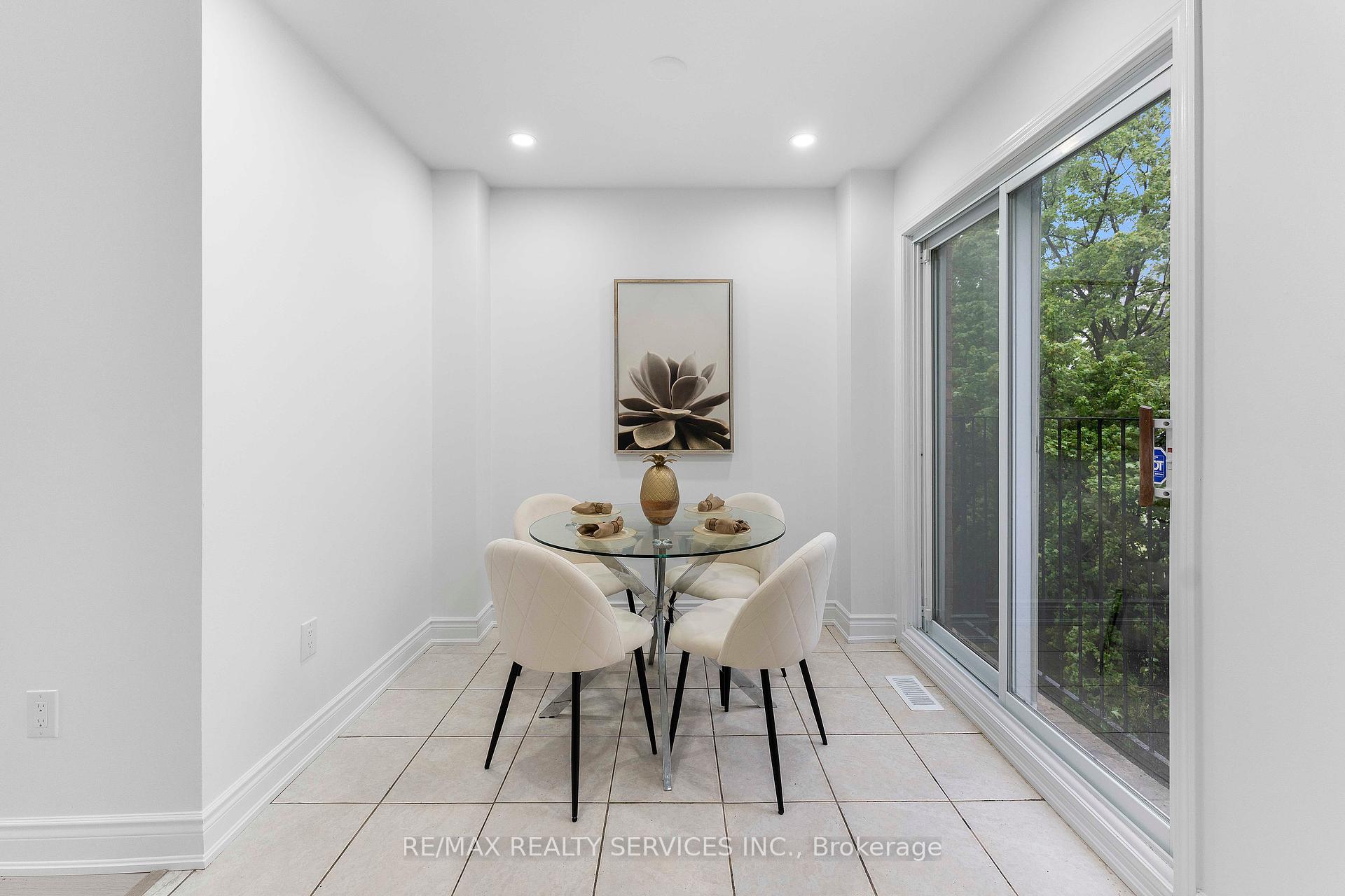 4 Bedrooms Condo at 80 Acorn, Mississauga For sale