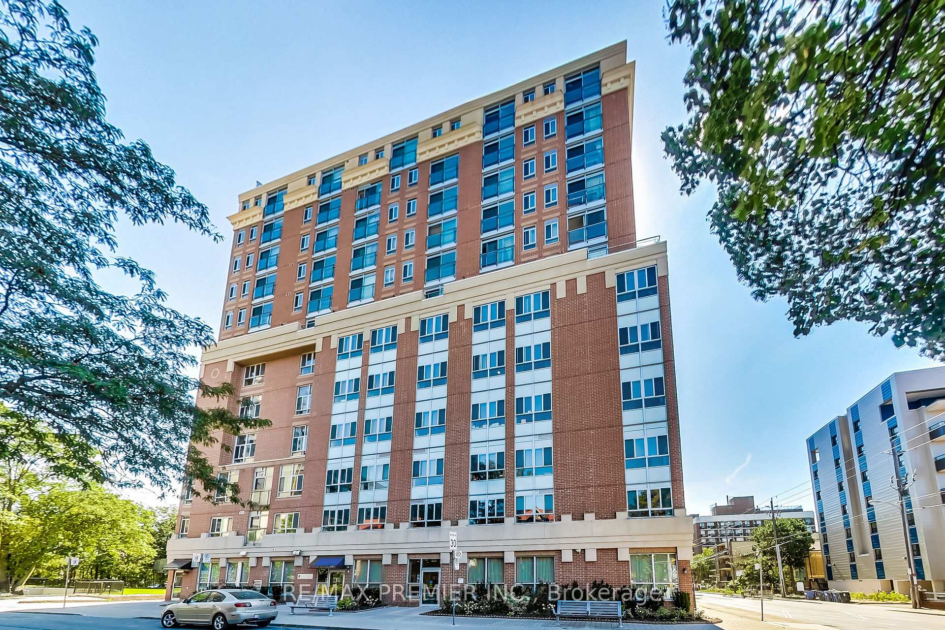3 Bedrooms Condo at 15 Maplewood, Toronto For sale