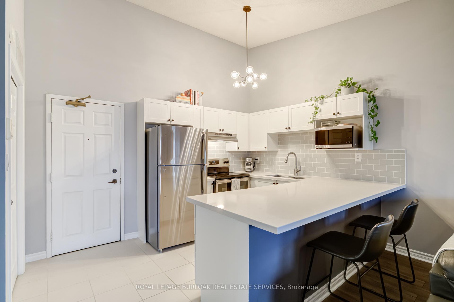 2 Bedrooms Condo at 4003 Kilmer, Burlington For sale