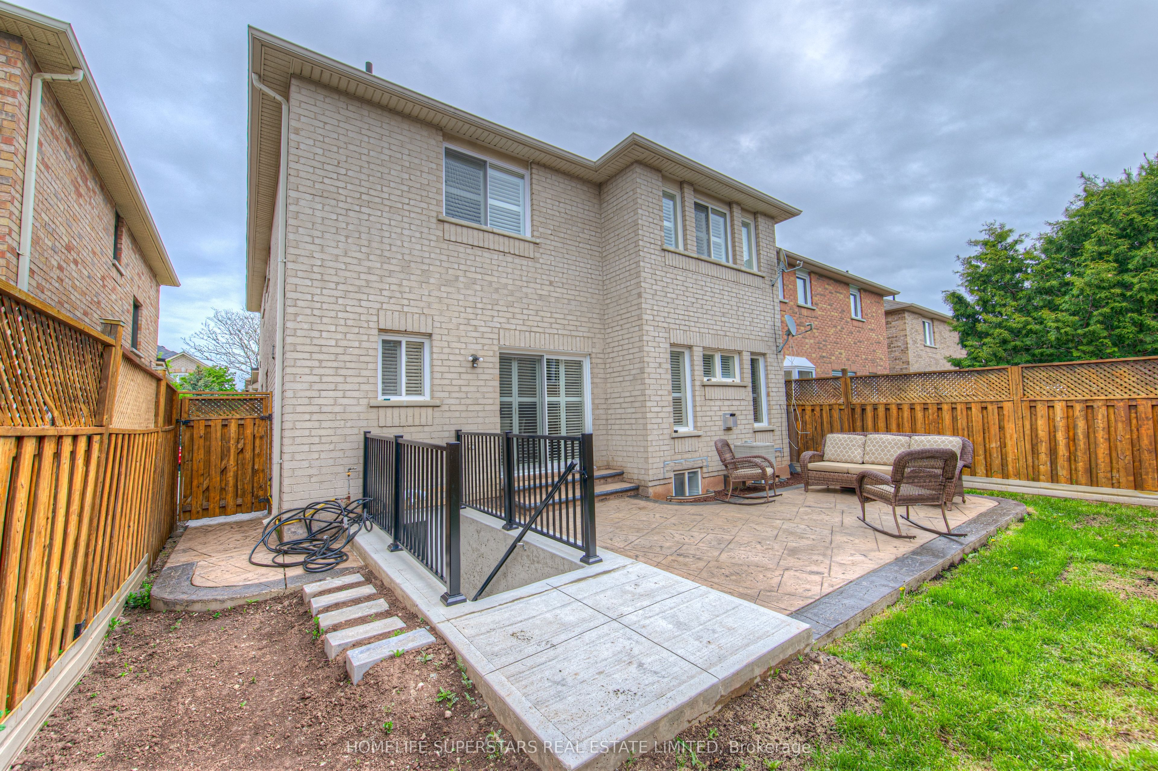 5676 Fantasia Manor