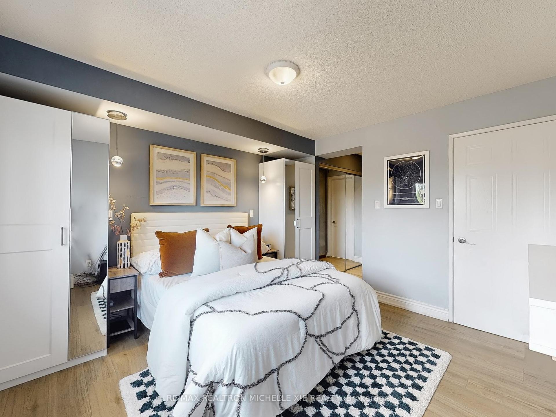 2 Bedrooms Condo at 65 Trailwood, Mississauga For sale