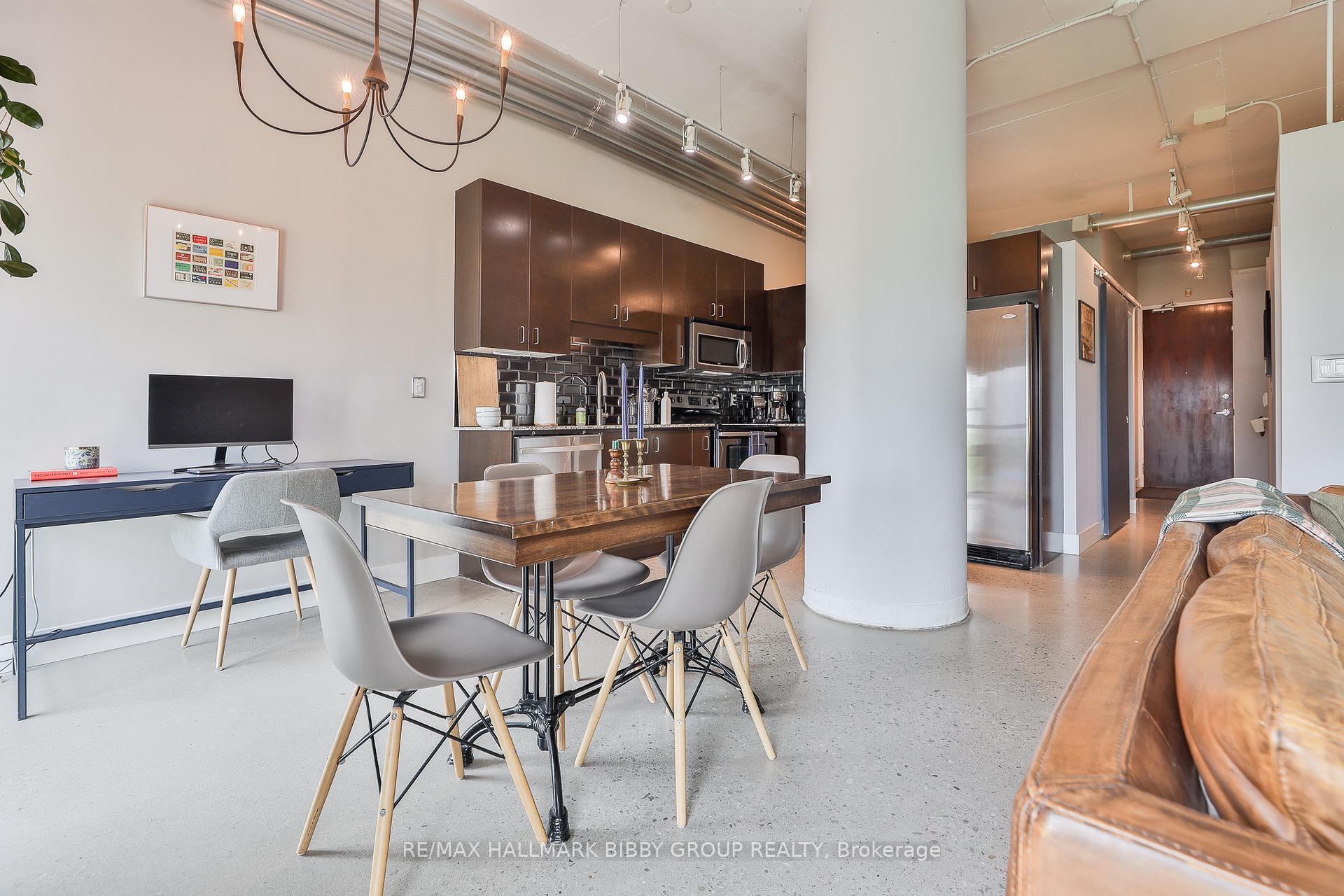 2 Bedrooms Condo at 2 Fieldway, Toronto For sale