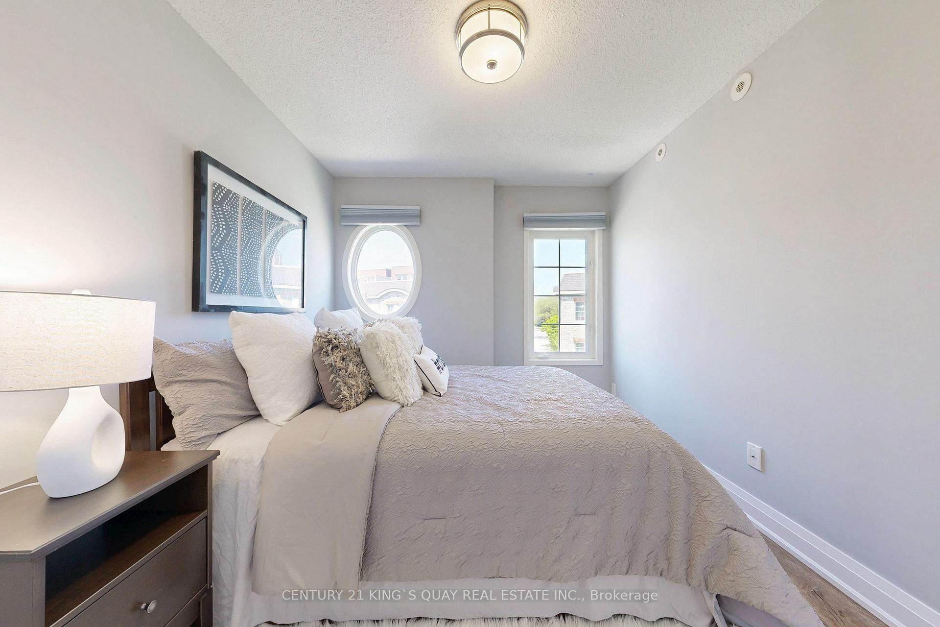 2 Bedrooms Condo at 9 Windermere, Toronto For sale