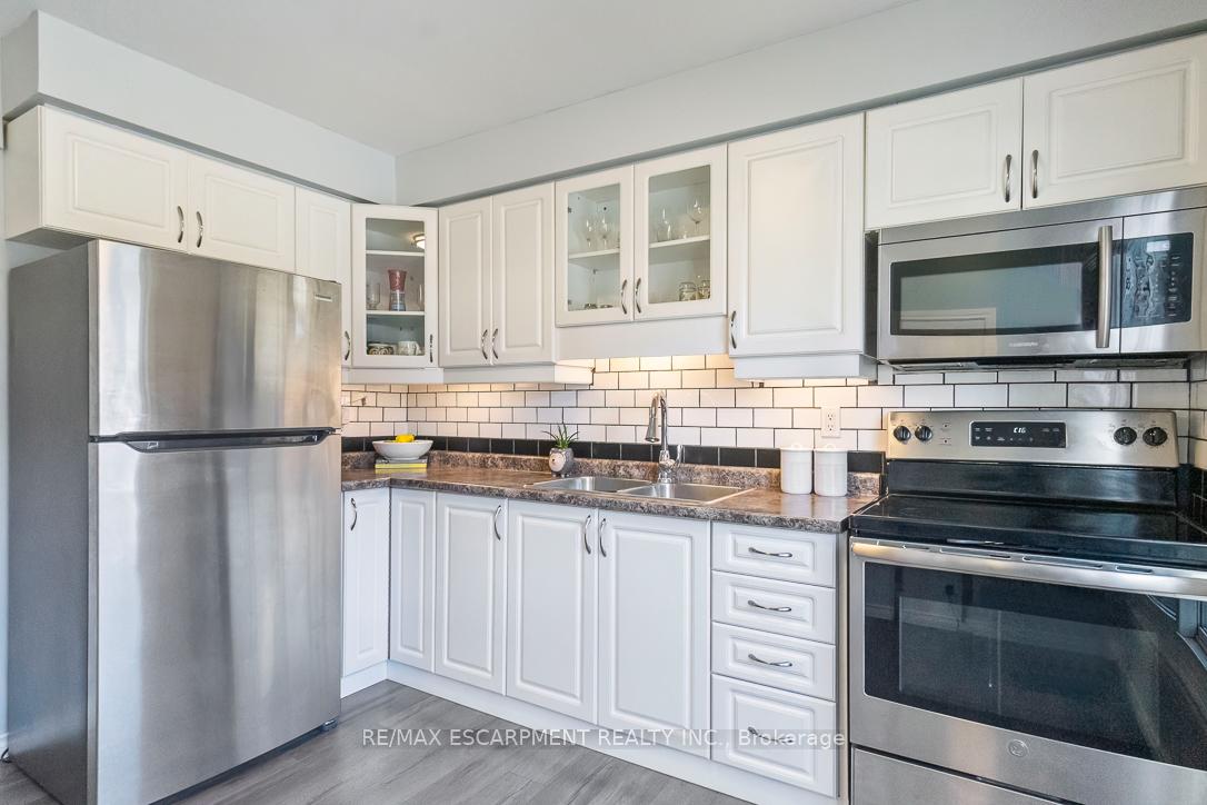 3 Bedrooms Condo at 1301 Upper Gage, Hamilton For sale