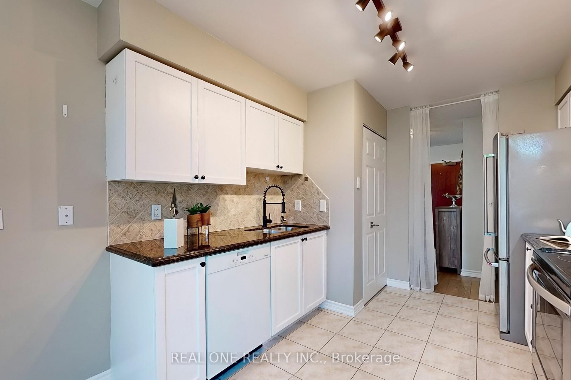 2 Bedrooms Condo at 8 Covington, Toronto For sale