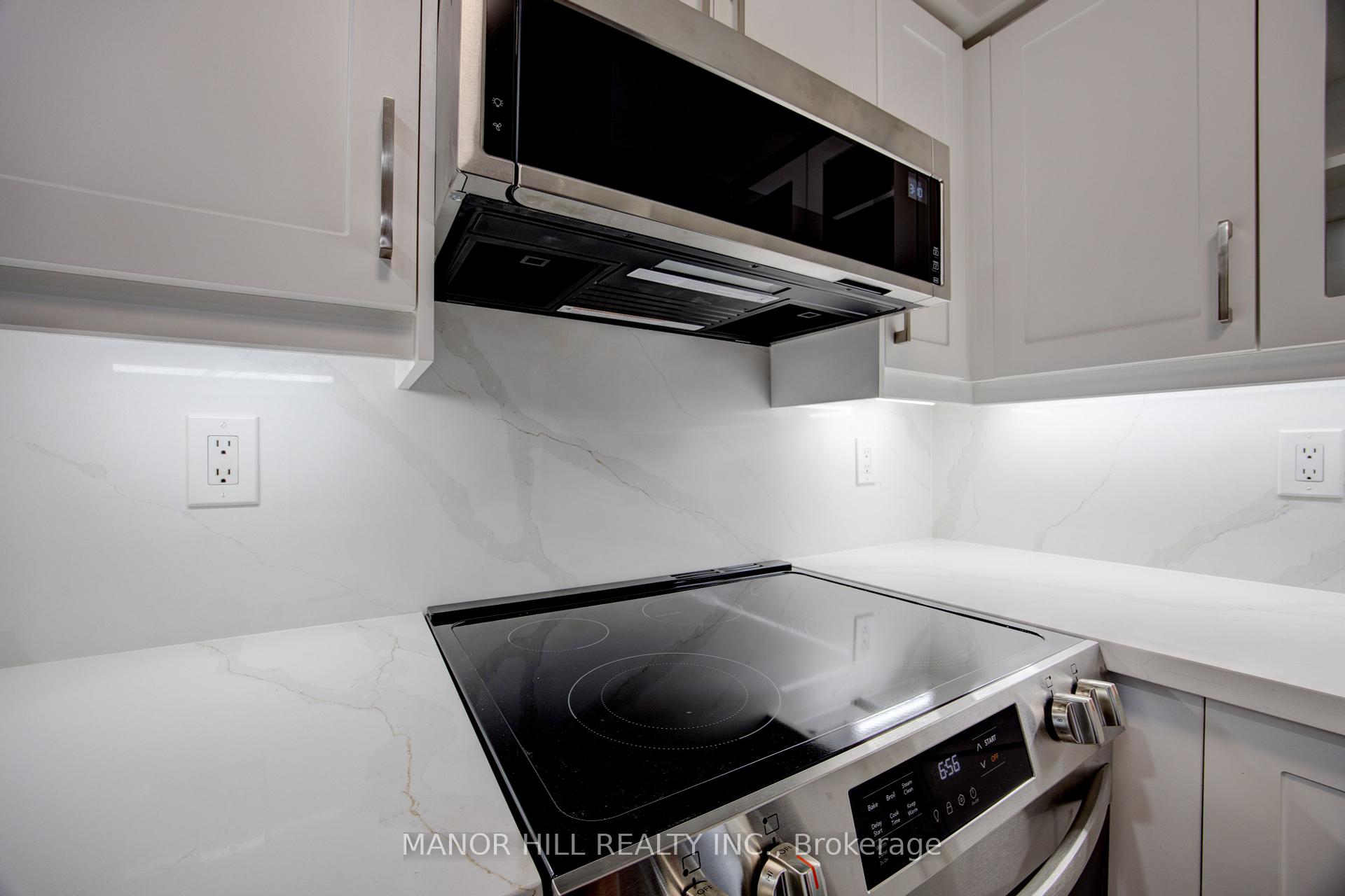 2 Bedrooms Condo at 35 Kingsbridge Garden,  Mississauga For sale