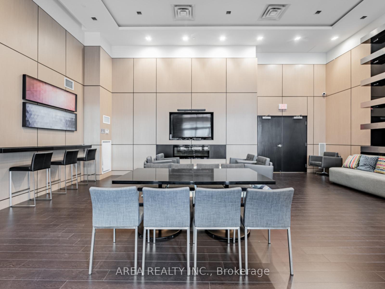 2 Bedrooms Condo at 58 Orchard View, Toronto For sale