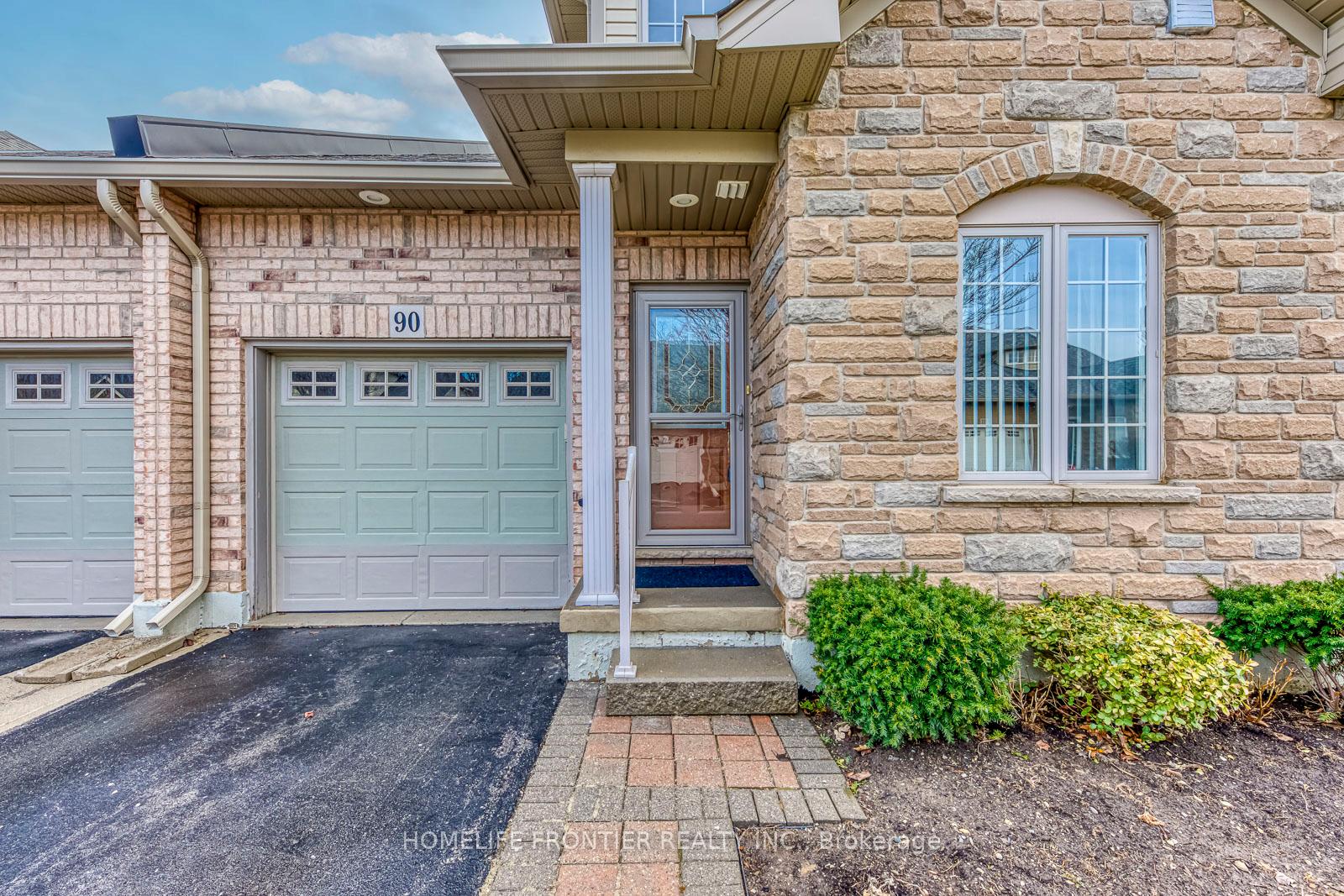4 Bedrooms Condo at 90 Oakhampton,  Hamilton For sale