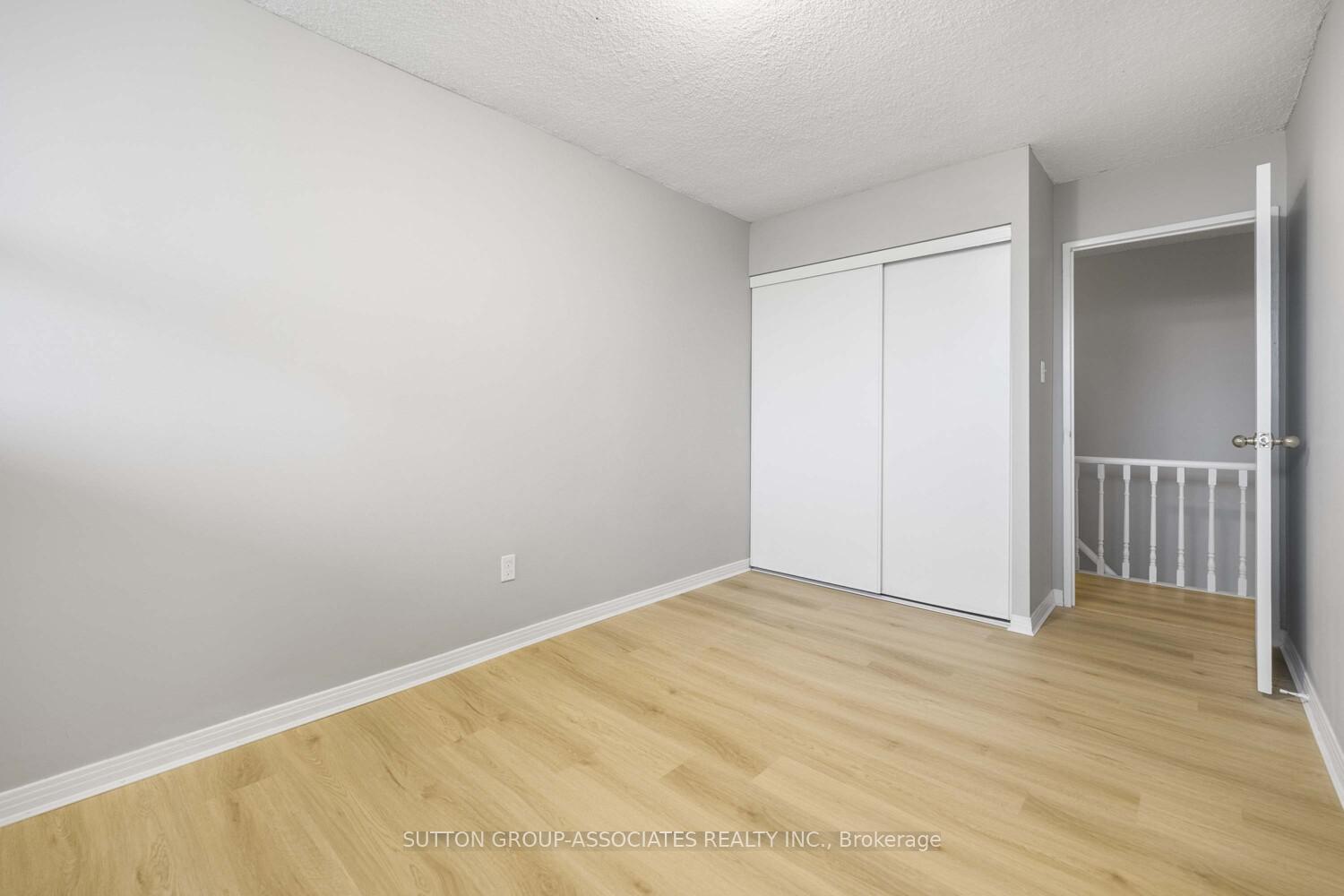 3 Bedrooms Condo at 1300 Marlborough, Oakville For sale