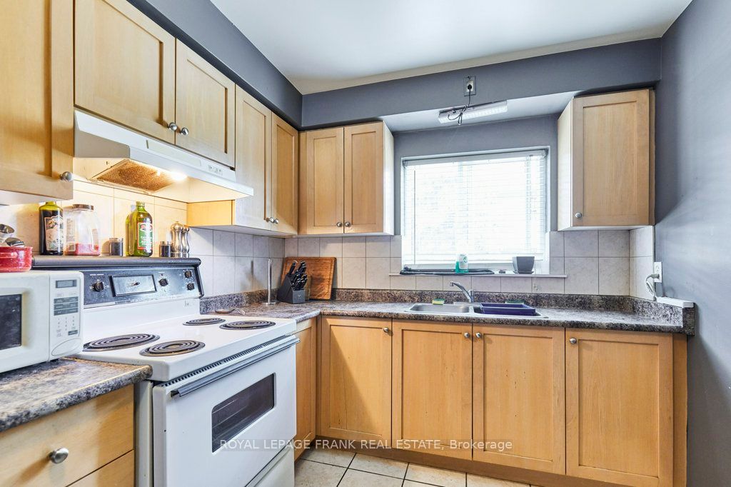 706 Dunlop Street W