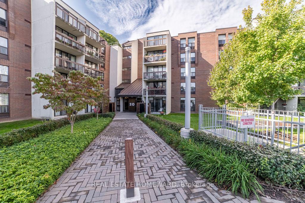 3 Bedrooms Condo at 20 Fashion Roseway, Toronto For sale