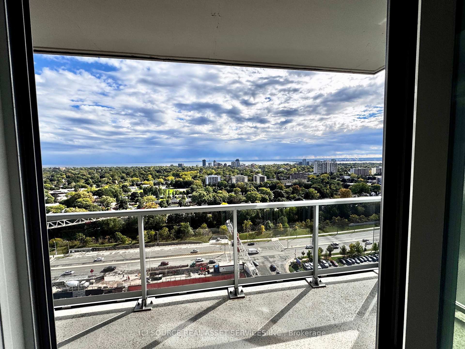 2 Bedrooms Condo at 2081 Fairview,  Burlington For sale