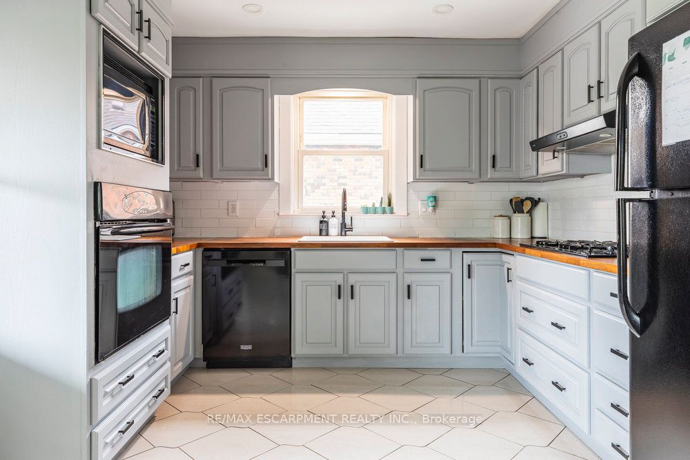 5 Bettina Avenue, Hamilton, ON L8K 3M4