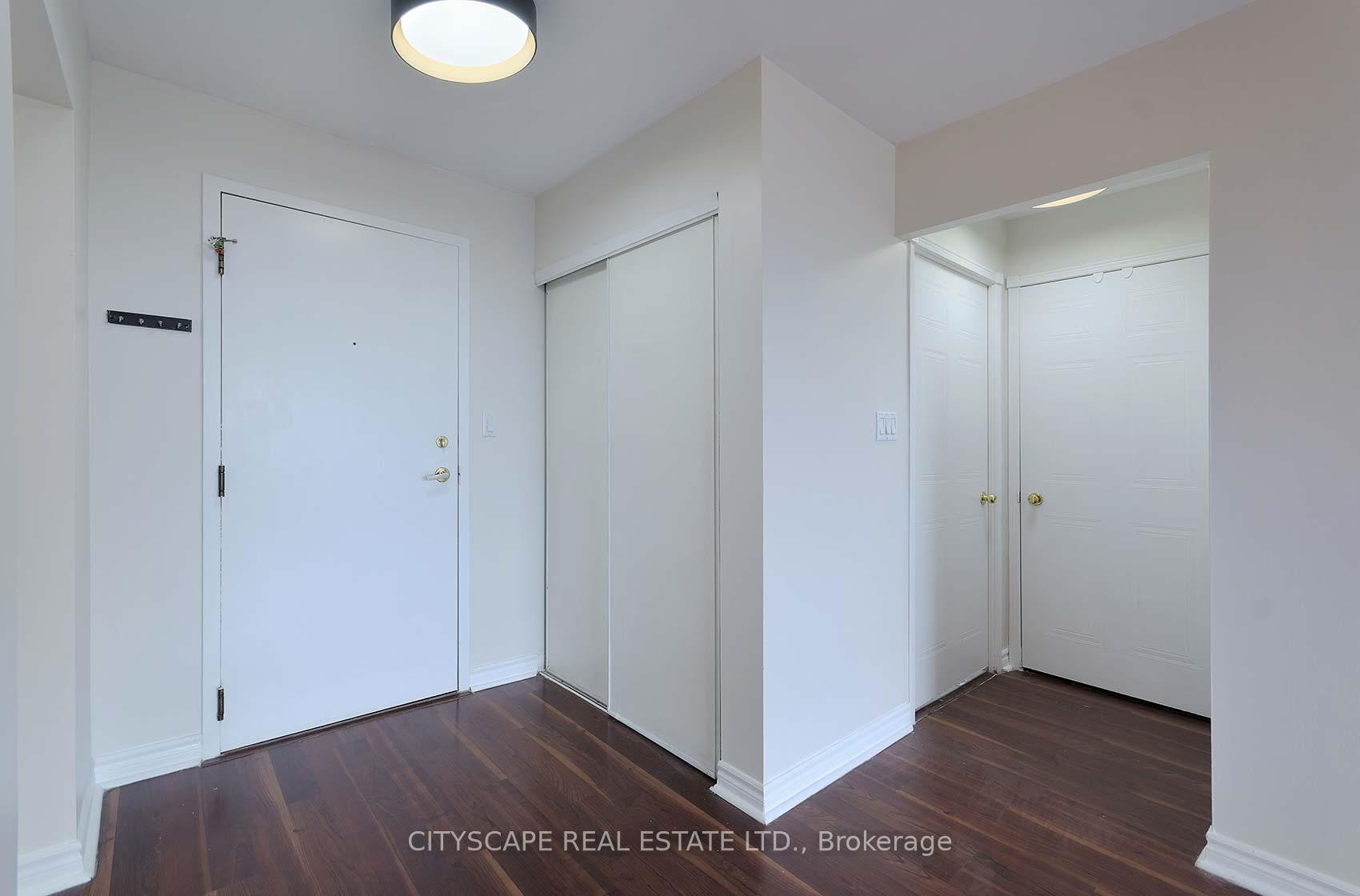 3 Bedrooms Condo at 135 Hillcrest, Mississauga For sale