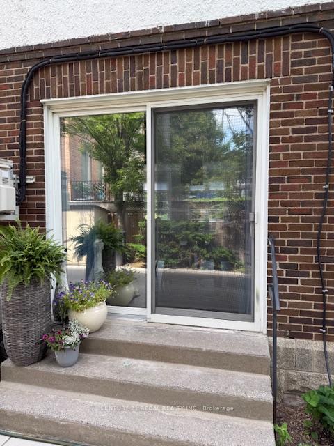 2 Bedrooms Condo at 93 Douglas, Toronto For sale