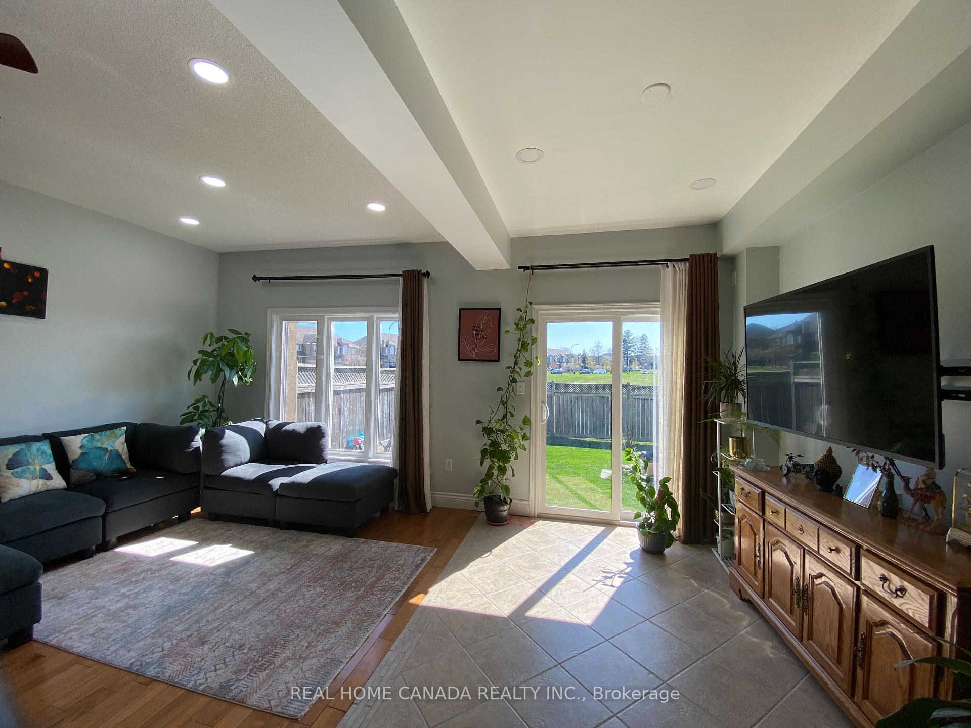 3 Bedrooms Condo at 370 Stonehenge,  Hamilton For sale