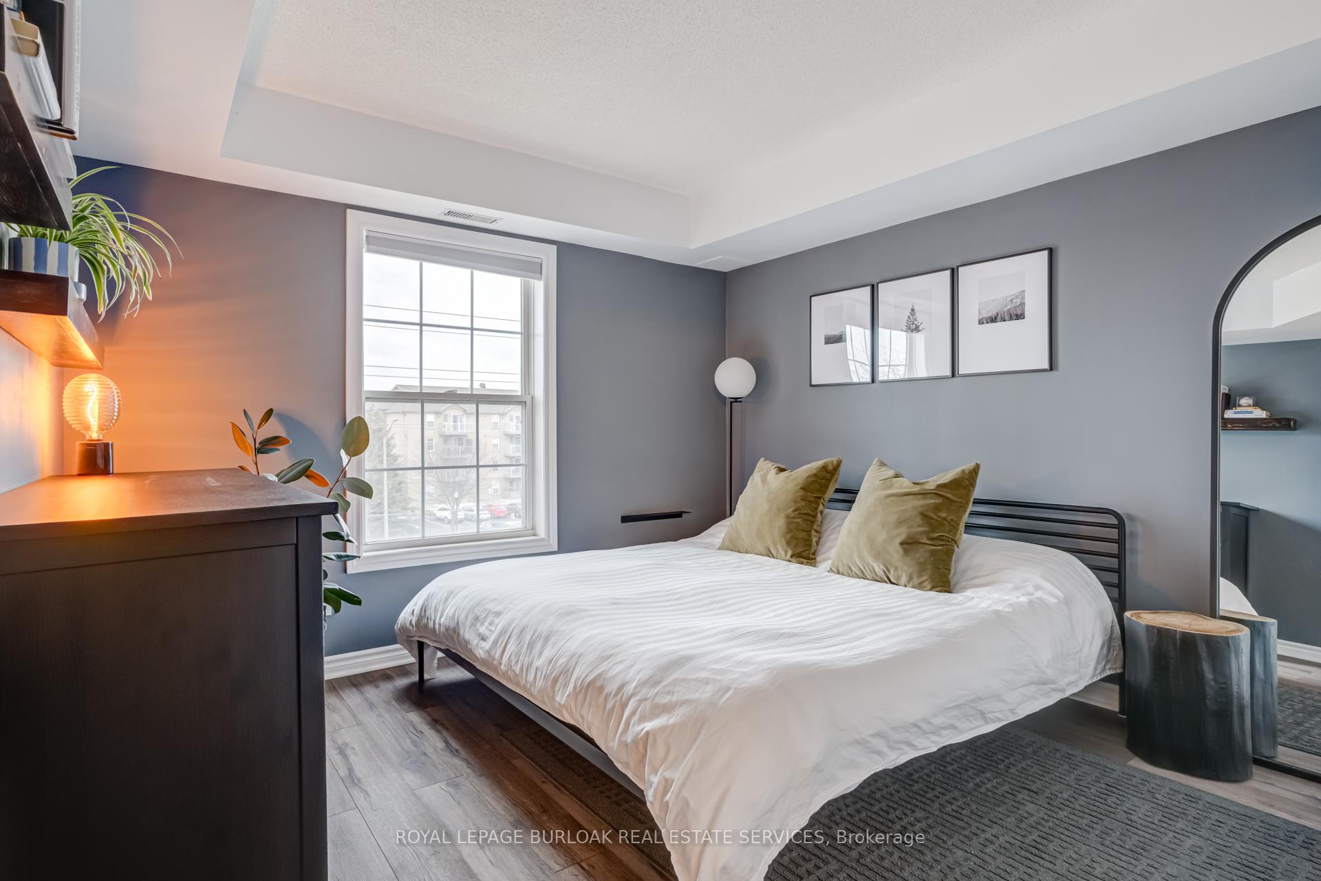 2 Bedrooms Condo at 4003 Kilmer, Burlington For sale