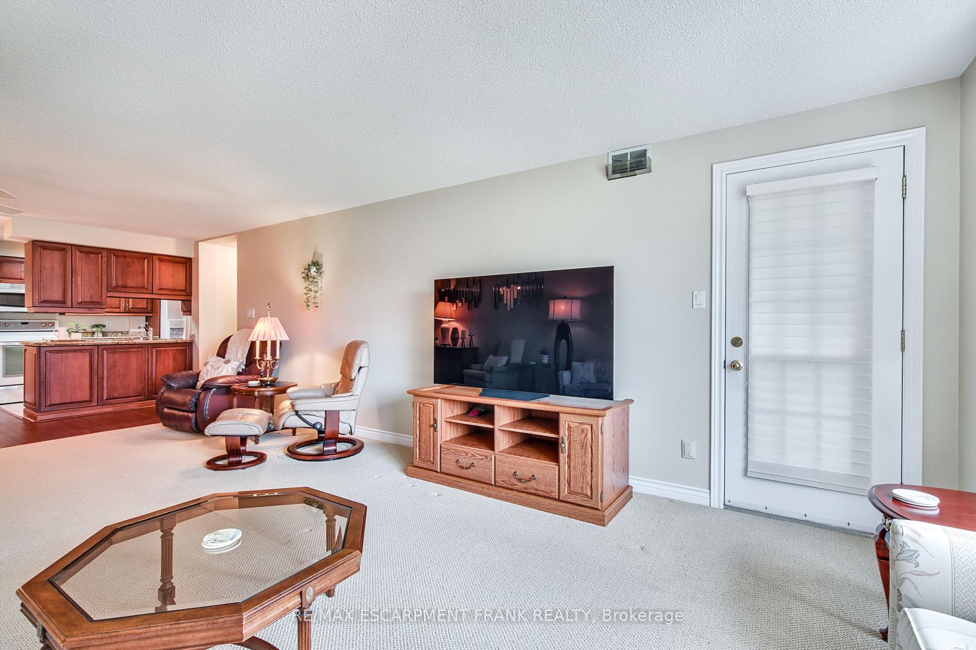 2 Bedrooms Condo at 970 Golf Links,  Hamilton For sale