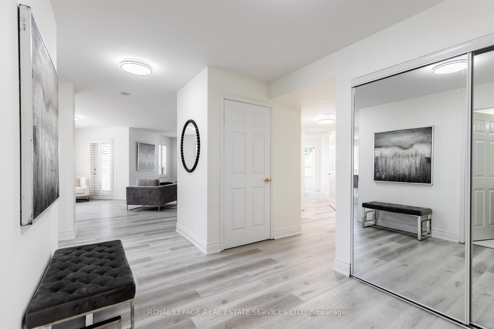 3 Bedrooms Condo at 25 Kingsbridge Garden, Mississauga For sale