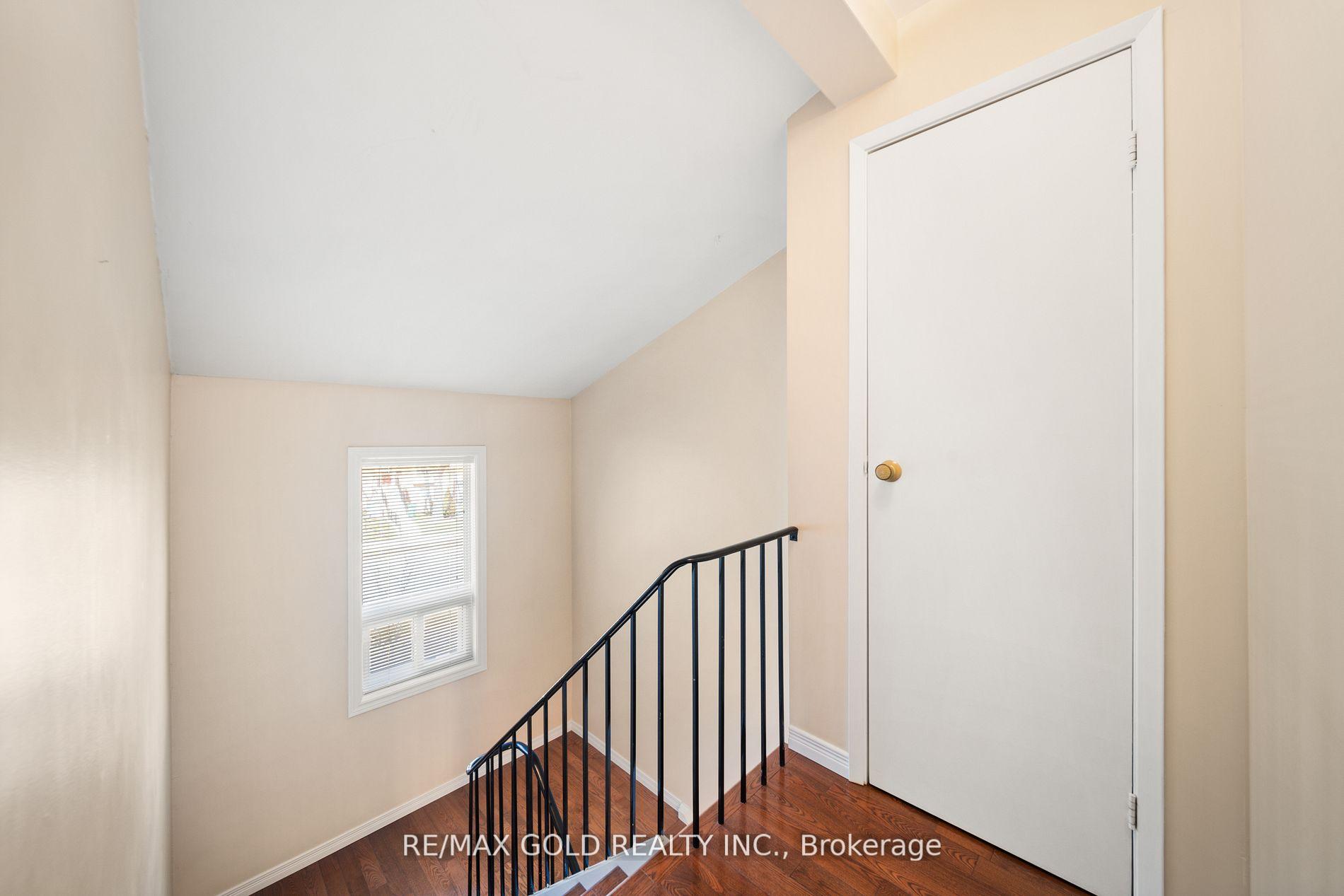 4 Bedrooms Condo at 1050 Shawnmarr, Mississauga For sale