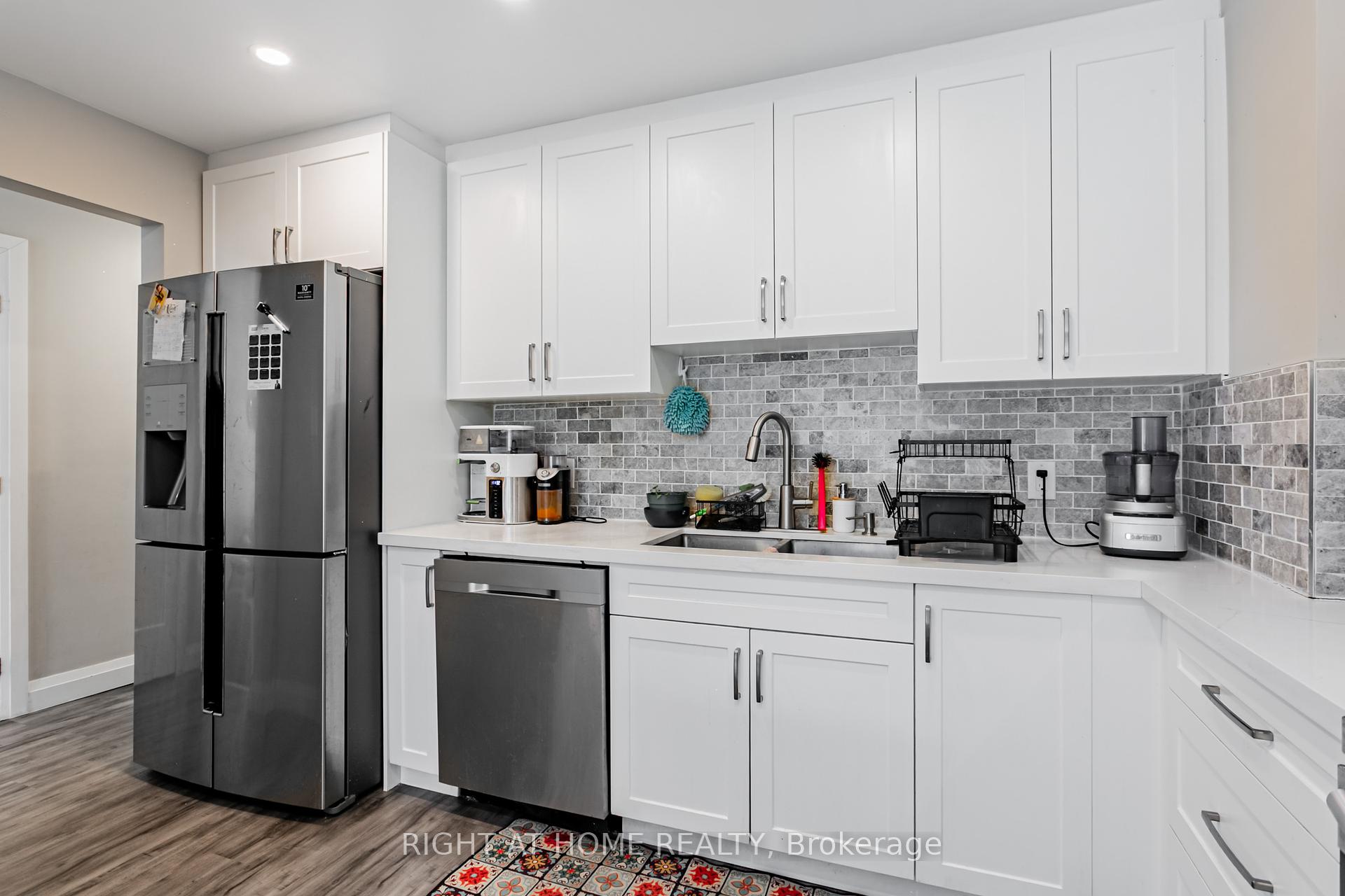 3 Bedrooms Condo at 3345 Silverado, Mississauga For sale