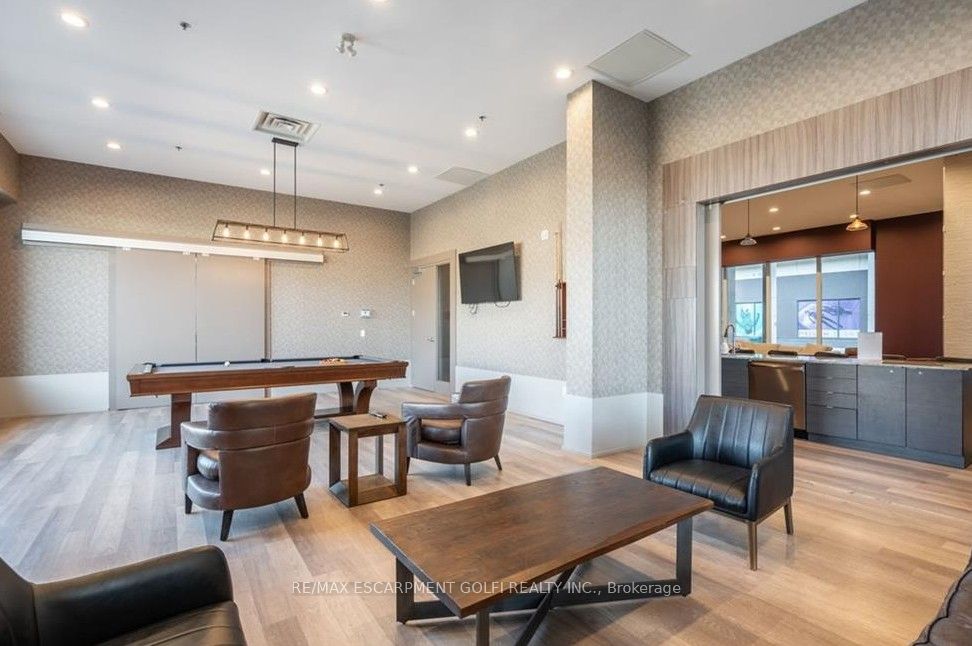550 North Service Road, #404