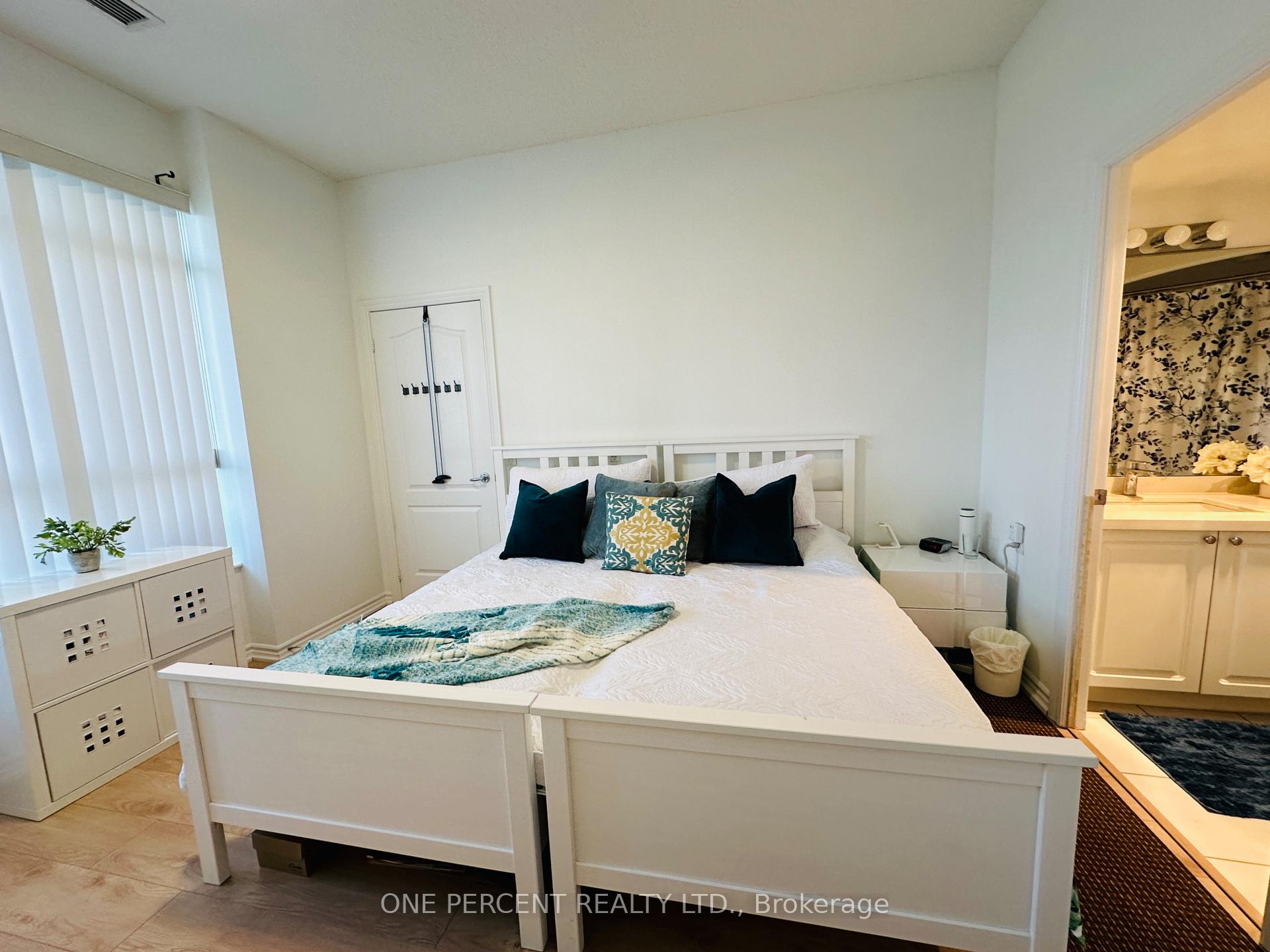 1 Bedroom Condo at 4640 Kimbermount, Mississauga For sale