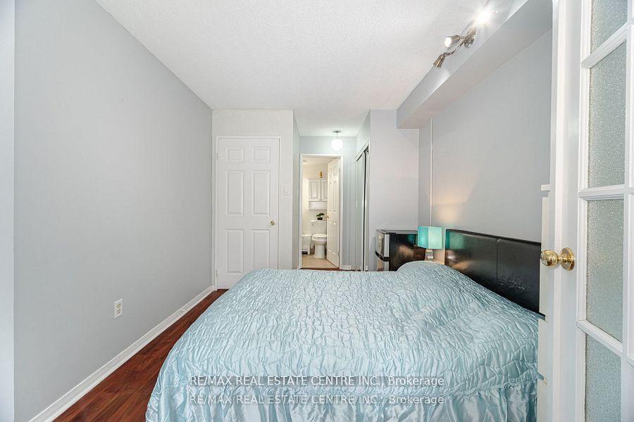 3 Bedrooms Condo at 250 Webb, Mississauga For sale