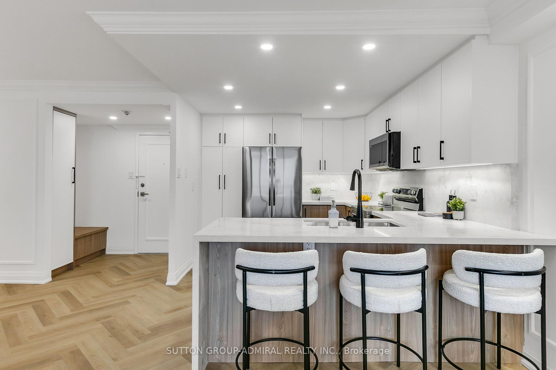 2 Bedrooms Condo at 7601 Bathurst, Vaughan For sale
