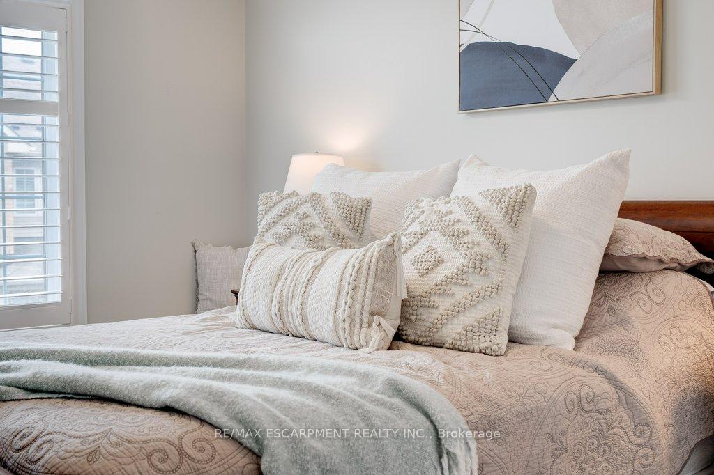 2 Bedrooms Condo at 257 Parkside, Hamilton For sale