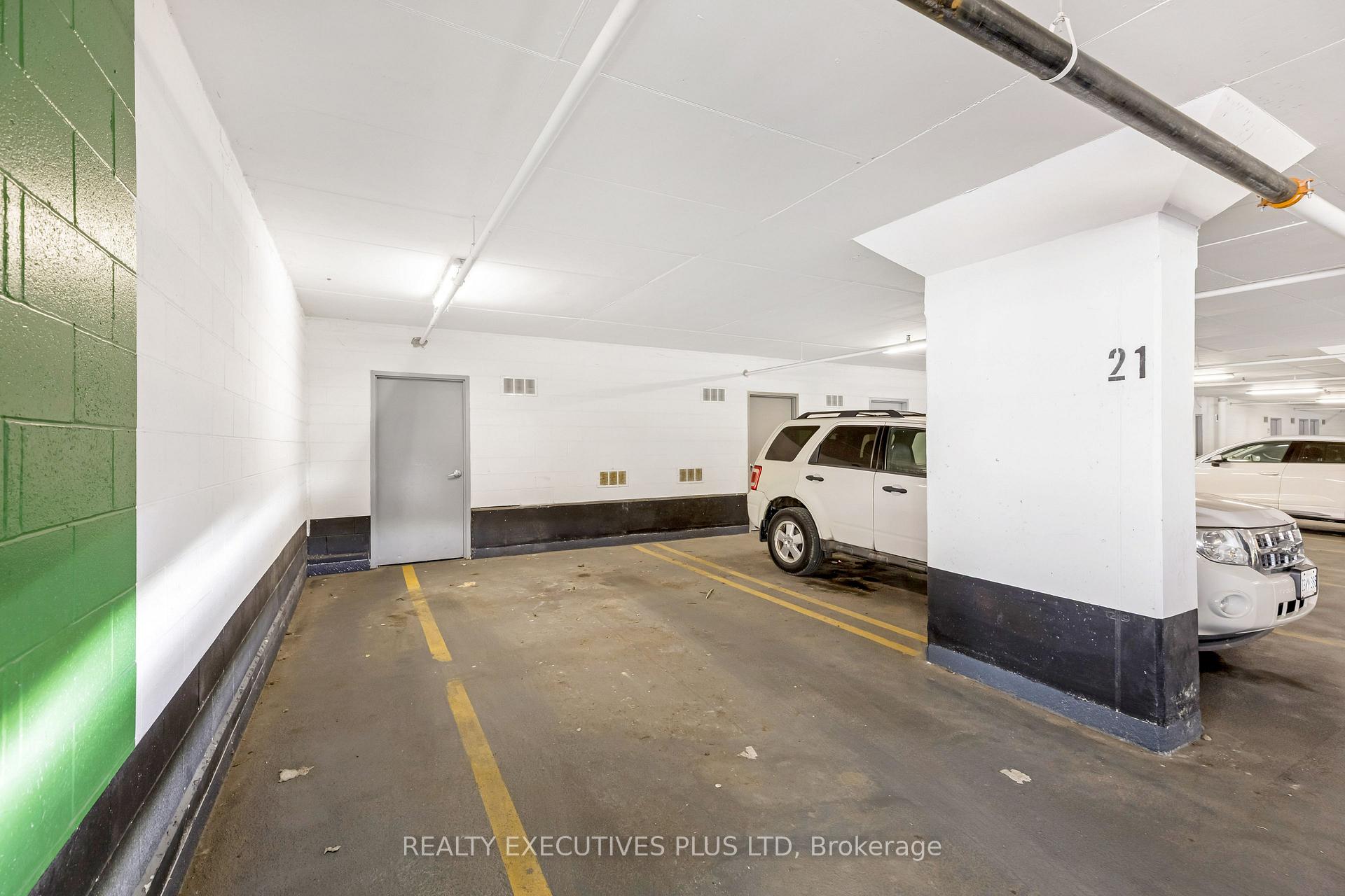 3 Bedrooms Condo at 8 Fieldway, Toronto For sale