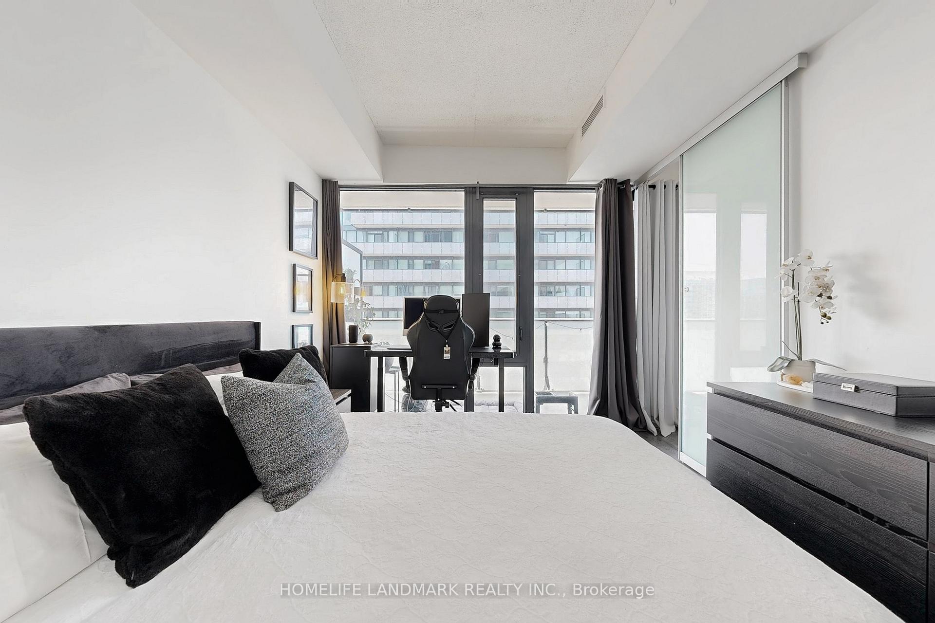 2 Bedrooms Condo at 185 Roehampton, Toronto For sale