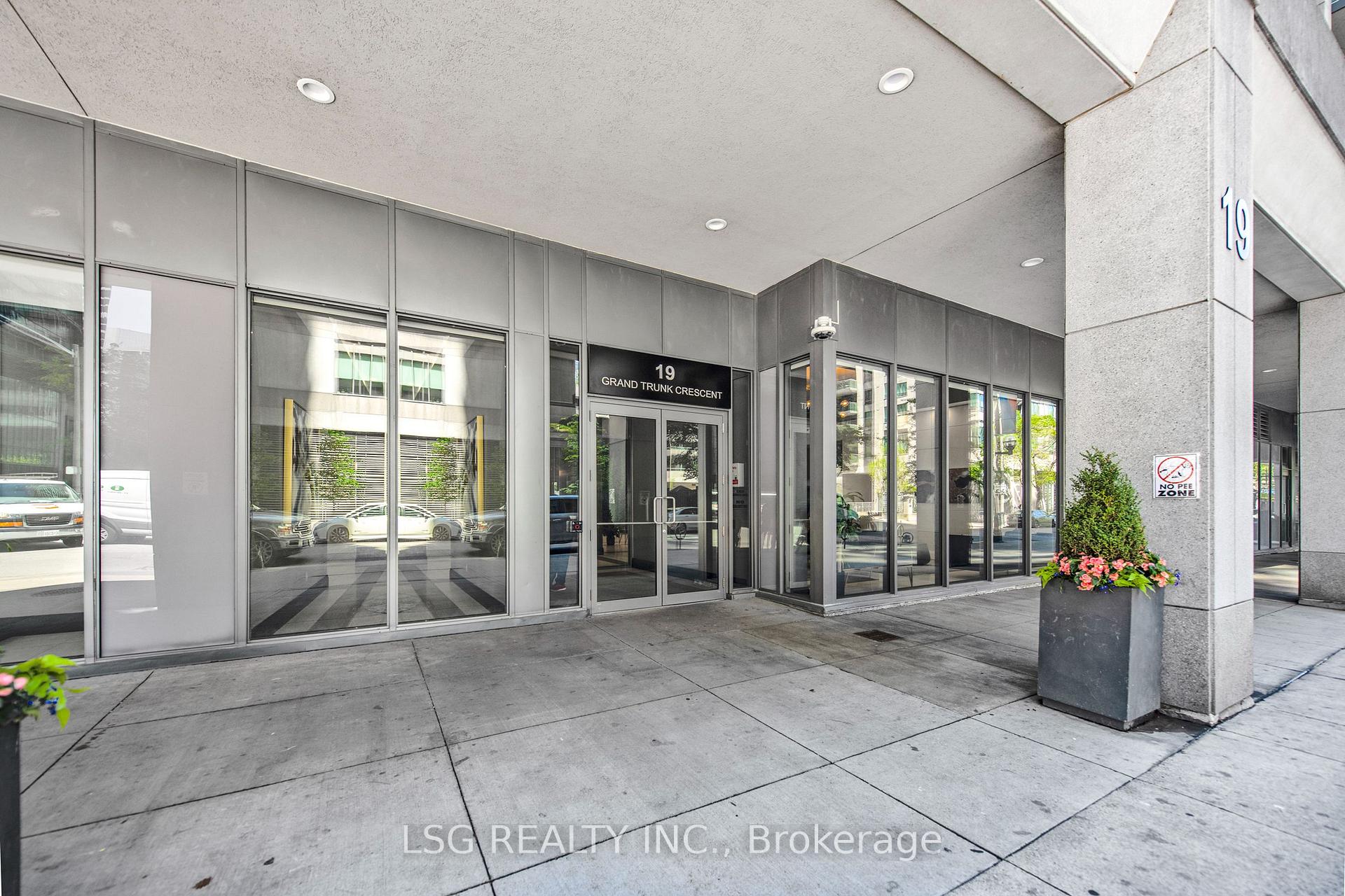 2 Bedrooms Condo at 19 Grand Trunk, Toronto For sale