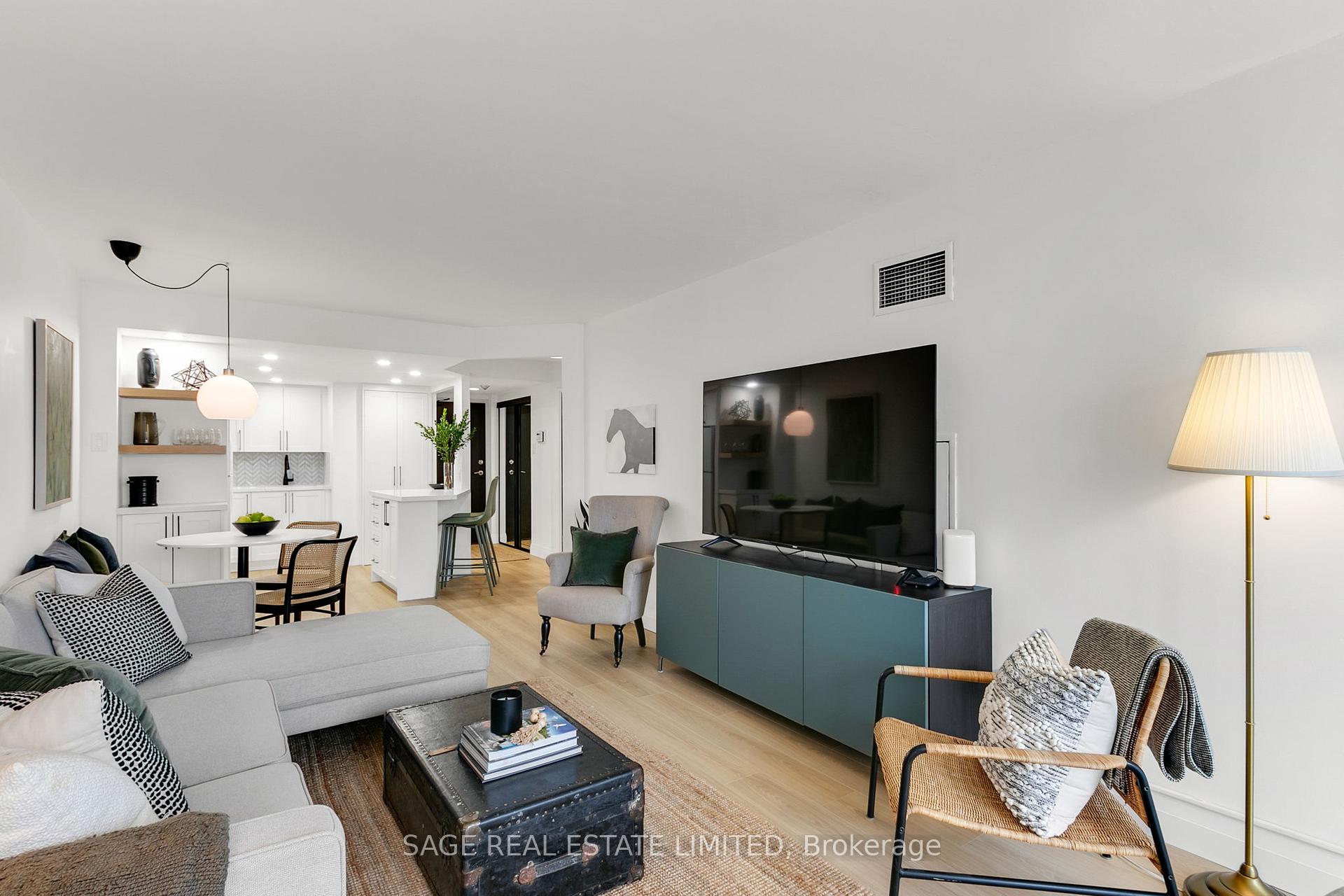 2 Bedrooms Condo at 15 Maitland, Toronto For sale