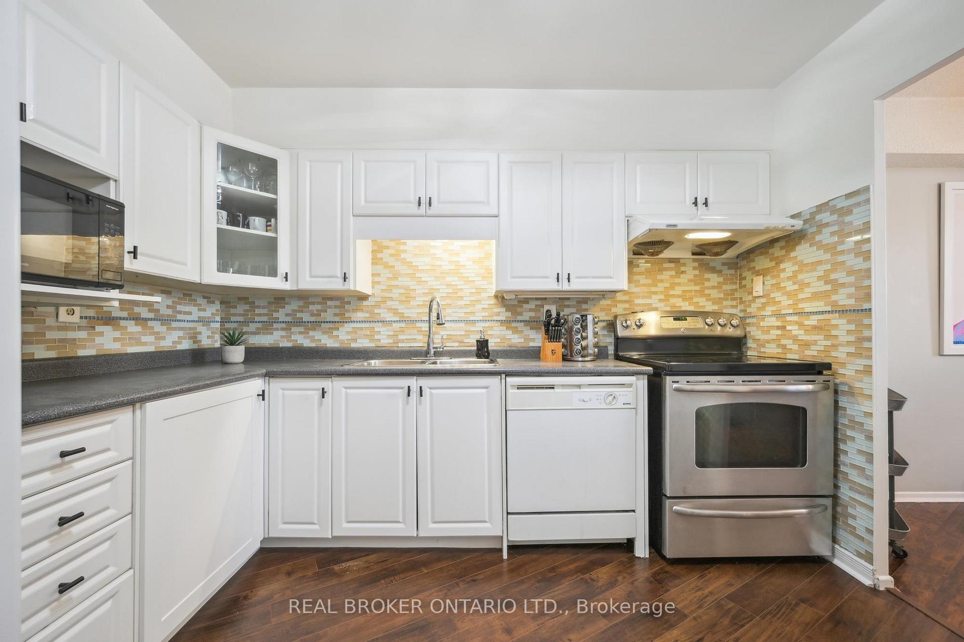 2 Bedrooms Condo at 451 The West Mall, Toronto For sale