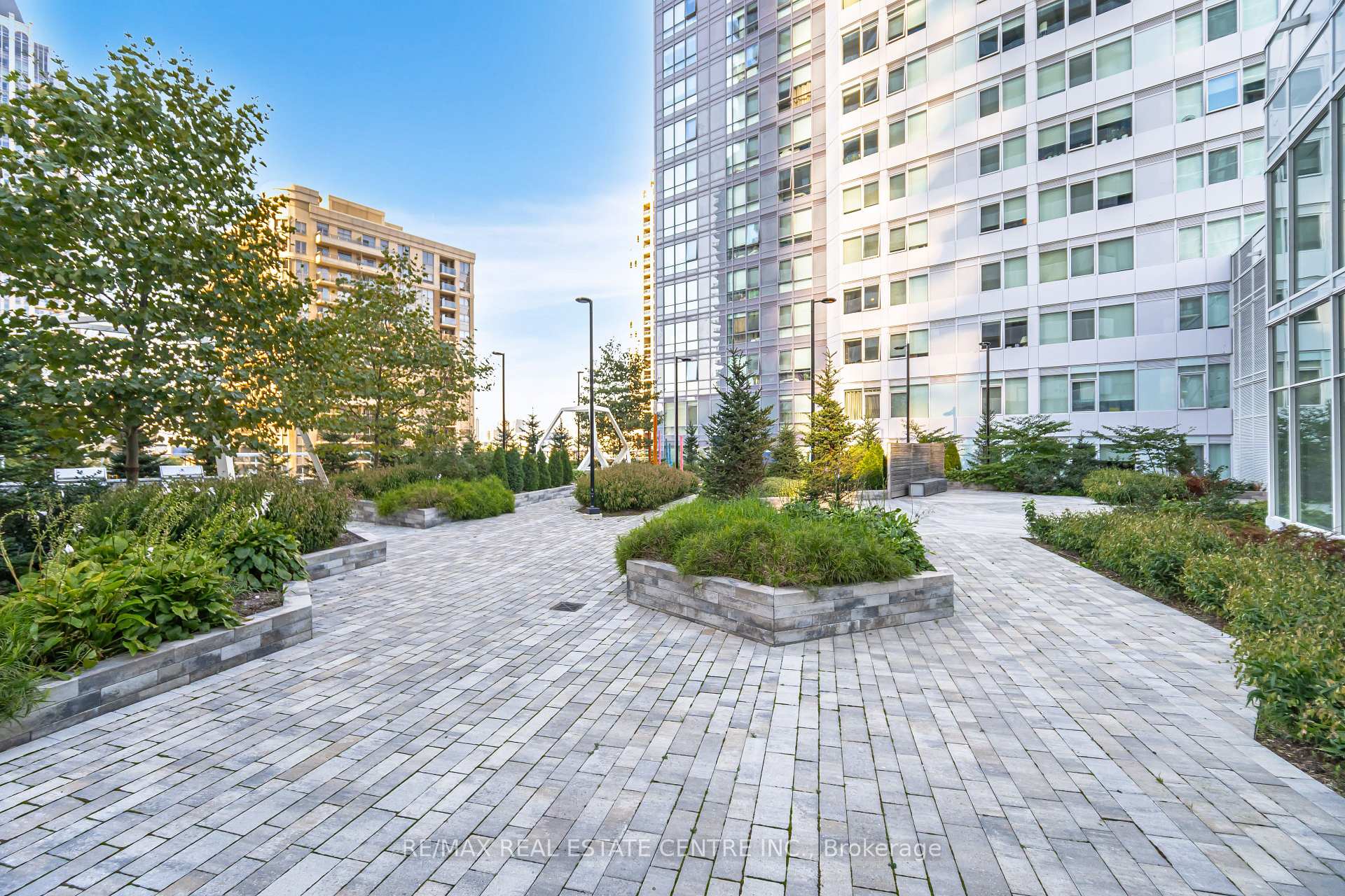 2 Bedrooms Condo at 4065 Confederation, Mississauga For sale