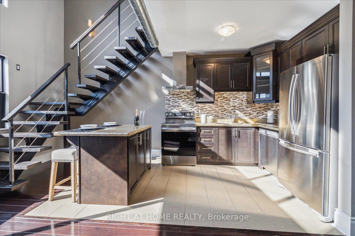 2 Bedrooms Condo at 80 King William, Hamilton For sale