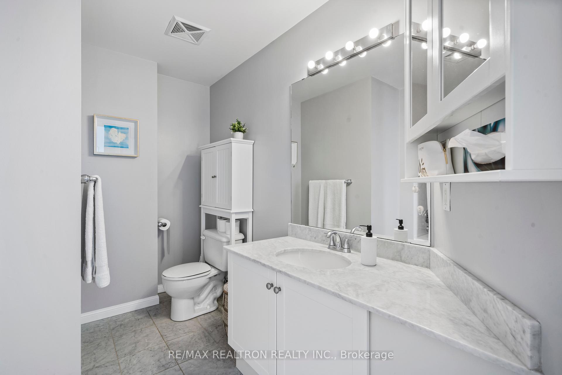 2 Bedrooms Condo at 15 Windermere, Toronto For sale