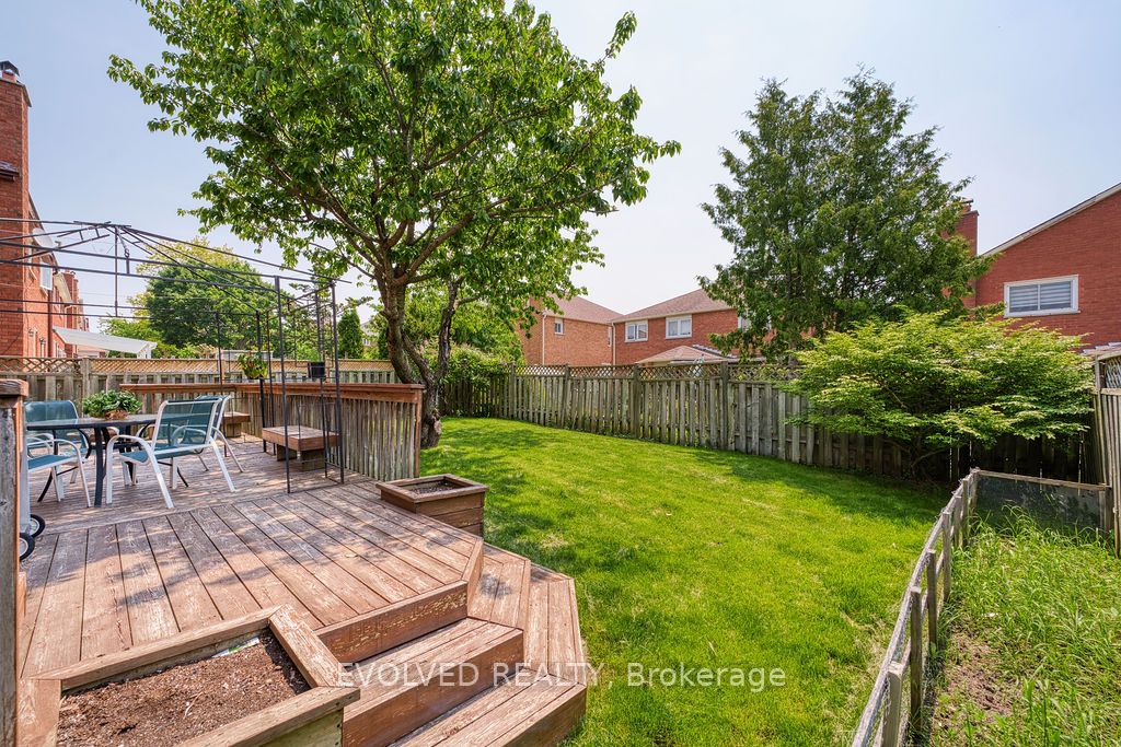 27 Hewlett Crescent