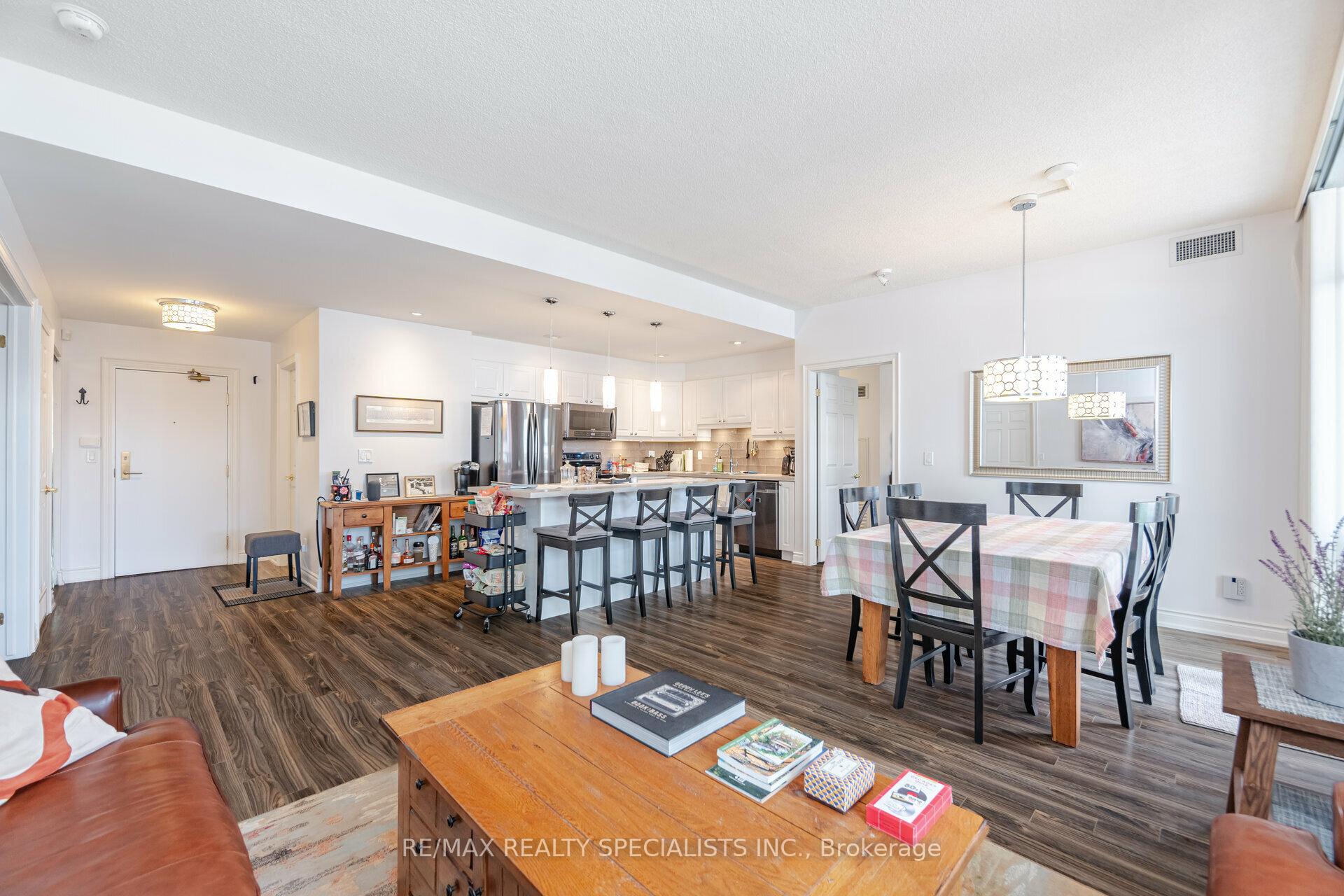 3 Bedrooms Condo at 399 Elizabeth, Burlington For sale