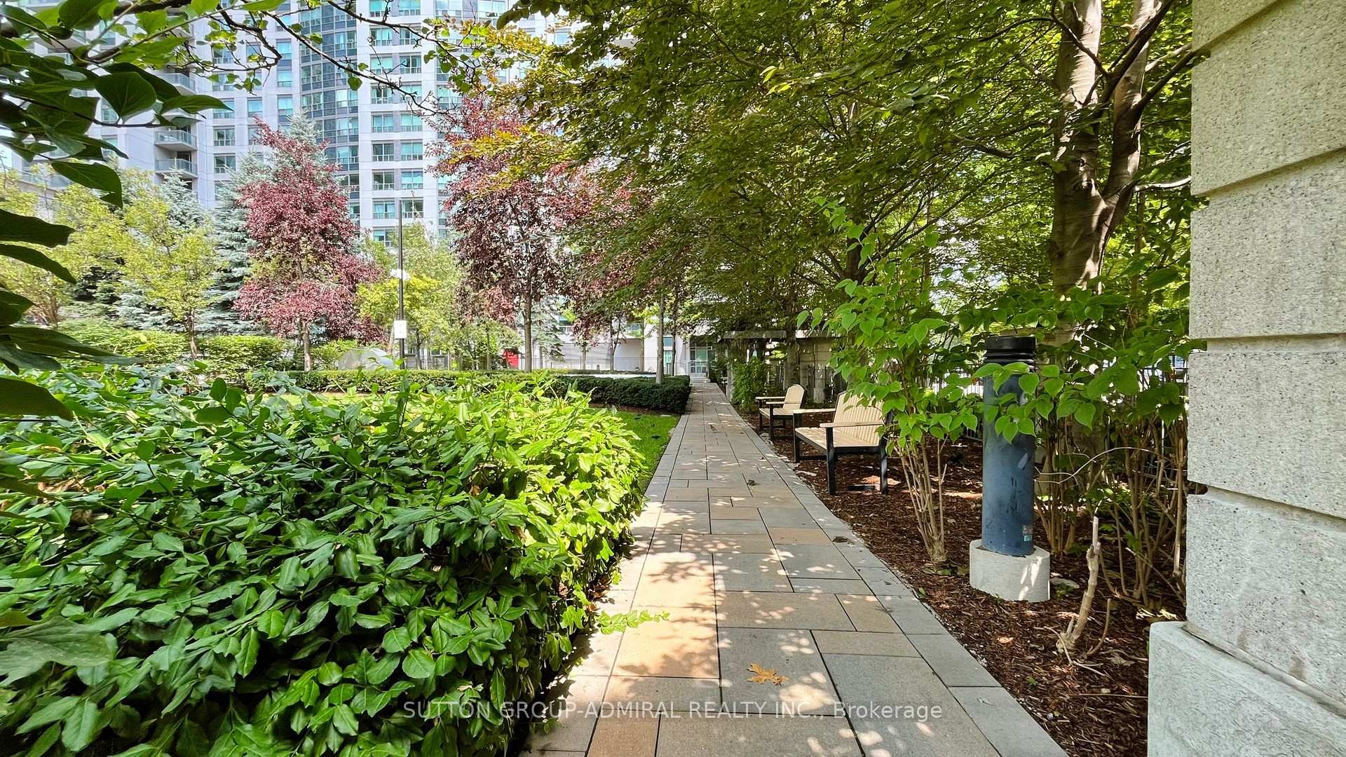 1 Bedroom Condo at 21 Hillcrest, Toronto For sale