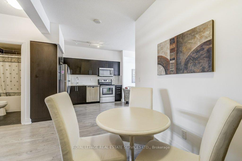 2 Bedrooms Condo at 55 Speers, Oakville For sale