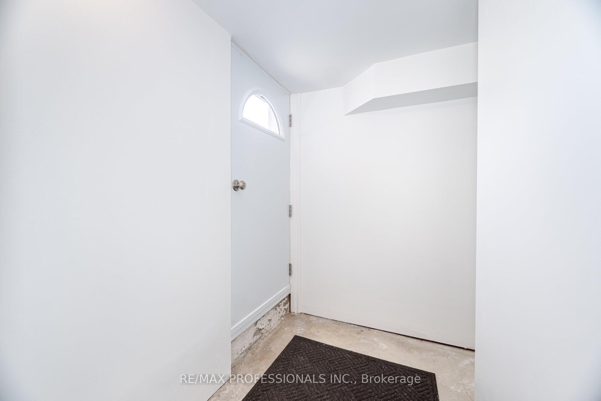 3 Bedrooms Condo at 582 Renforth, Toronto For sale