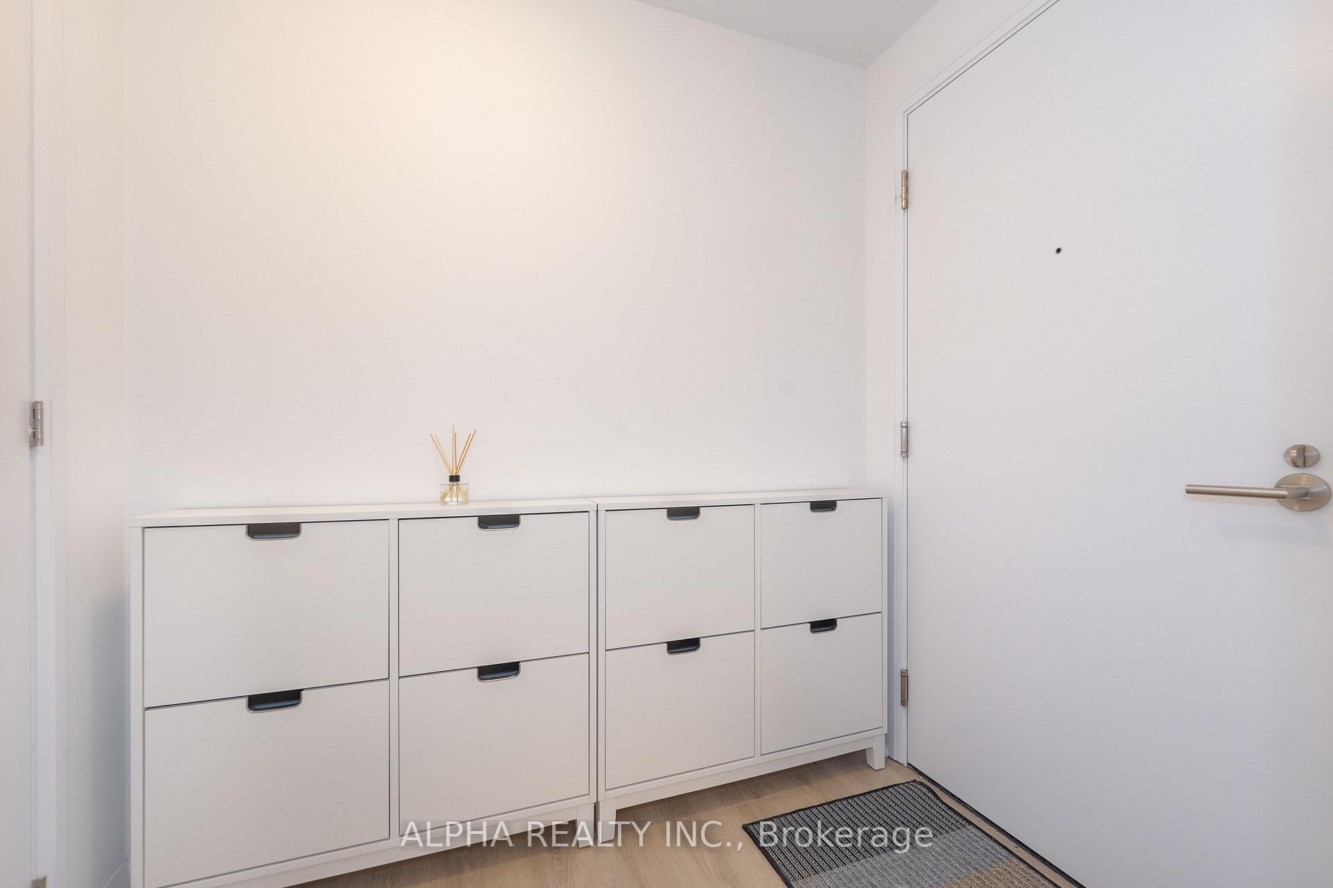 3 Bedrooms Condo at 50 Dunfield,  Toronto For sale